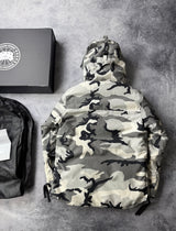 Canada Goose Maitland Parka in Grau-Camouflage mit Black Label
